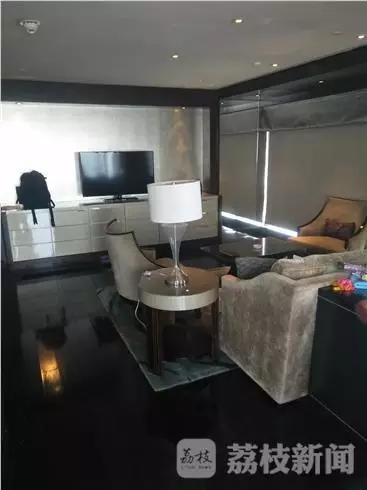 何女士稱當時自己正在換衣服，順眼看了一下窗外，就看到了幾個人影，其中一個人拿著手機，三個男的朝這邊望。何女士表示，剛開始還以為是出現(xiàn)了幻覺，后來發(fā)現(xiàn)，玻璃中的映射人影就是隔壁房間的住客。