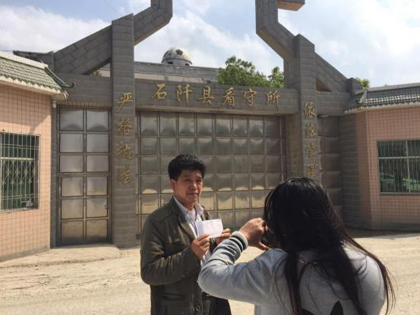 陳全松父親給看守所中的兒子交生活費。