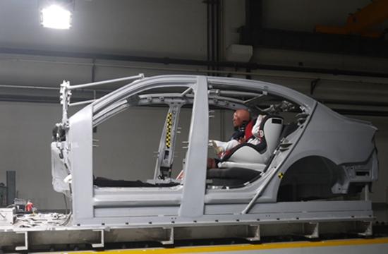 中國兒童汽車安全座椅市場一度沒有國家標(biāo)準(zhǔn)。圖為汽車用兒童安全座椅進行撞擊實驗
