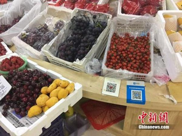 某水果攤，收款二維碼貼在顯眼位置。中新網(wǎng) 吳濤 攝