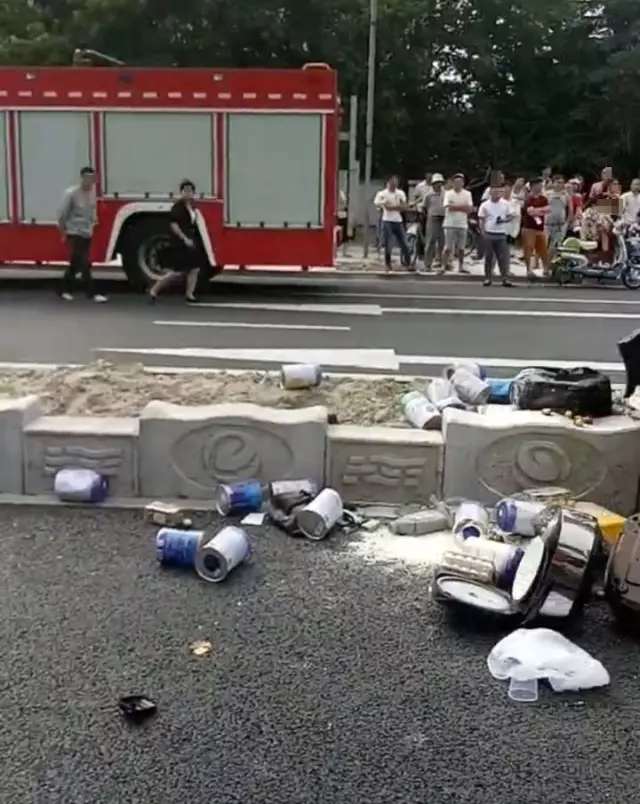 不值！小車四腳朝天司機(jī)身亡 死者只為偷幾罐奶粉