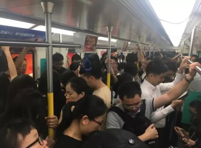 尷尬了！深圳地鐵首開女性車廂 結(jié)果塞滿男乘客