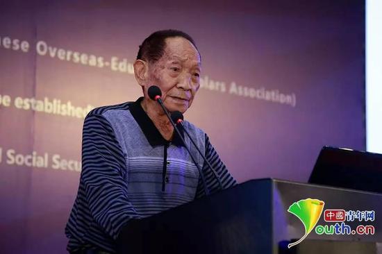 袁隆平院士在第十屆海外高層次人才座談會暨海外院士青島行“雁棲湖論壇”中發(fā)言。 中國青年網(wǎng)記者 李拓攝