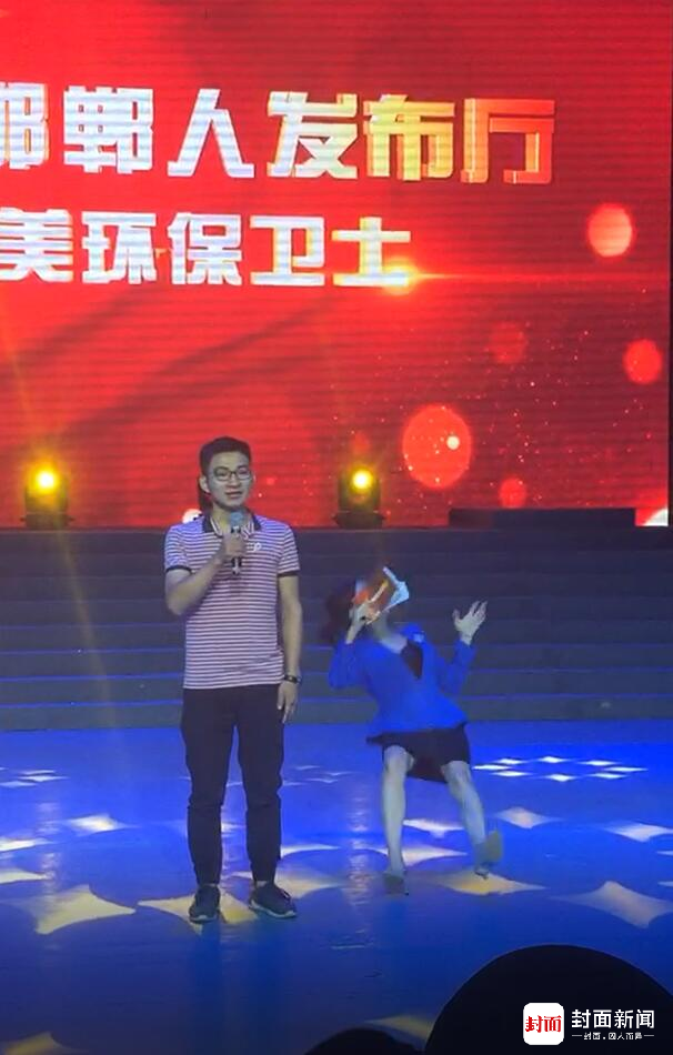 女主持人臺(tái)上突然倒地表情詭異 休息后已上班 女主持人臺(tái)上突然倒地表情詭異 休息后已上班