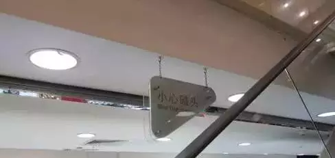 家長(zhǎng)只顧低頭看手機(jī) 小女孩乘坐電梯手被門(mén)縫夾住