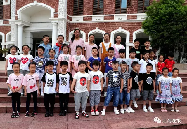  （一年級新生13對雙胞胎和初一新生4對雙胞胎一起合影。）