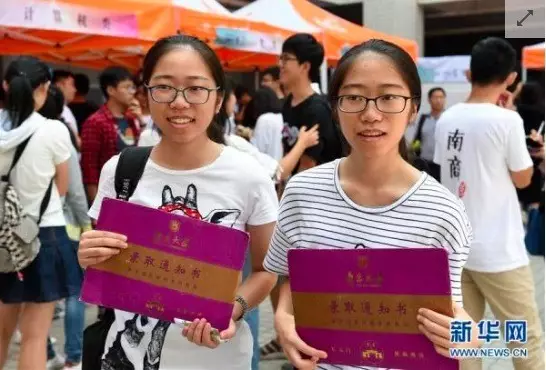 雙胞胎新生董悅爾、董聽