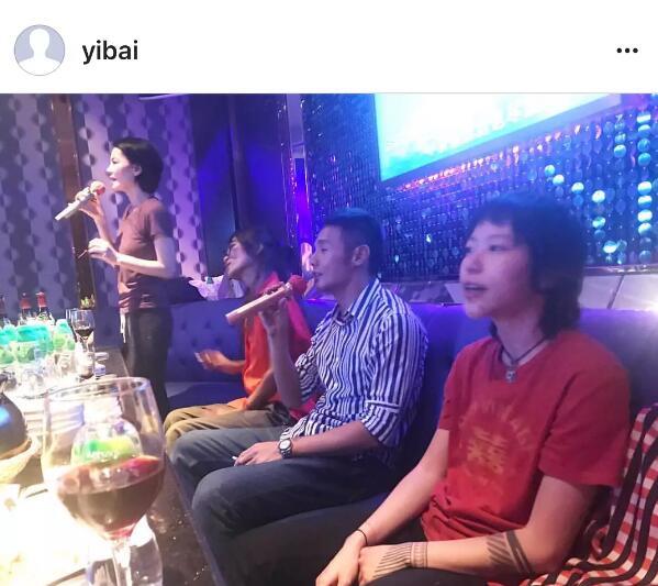王菲母女跟李榮浩一起唱K，竇靖童的表情亮了