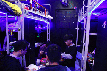 用人臉識別的技術(shù)，防火防盜防宿管。宿管一來，就可以自動發(fā)起警報