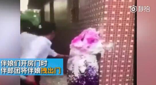 據(jù)澎湃新聞消息，近日廣東江門開平某村又現(xiàn)惡俗婚鬧。男方兄弟團(tuán)去接新娘的時(shí)候，先用彩帶對(duì)著姐妹團(tuán)狂噴，后來(lái)甚至有人用滅火器直接噴伴娘面部，害的伴娘差點(diǎn)被送進(jìn)醫(yī)院。