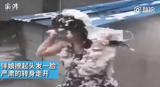 視頻中可以看到，雖然伴娘事先有穿雨衣防備，但在被伴郎團(tuán)圍攻時(shí)，雨衣被拔下，更過分的是，有人還用滅火器直接對(duì)著她的臉噴。后來(lái)伴娘好像是生氣了，撩起頭發(fā)一臉嚴(yán)肅的轉(zhuǎn)身走開。