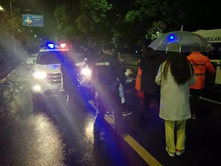 今天凌晨，杭州一對環(huán)衛(wèi)工夫婦被車撞進錢塘江