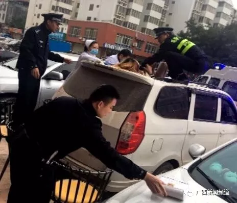 ▲女子跌落至一面包車車頂，民警和醫(yī)護人員將其救下。