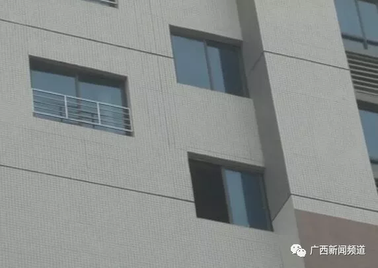 12日上午，經過醫(yī)院治療后，女子華某已經清醒，并能開口說話。華某對民警說：