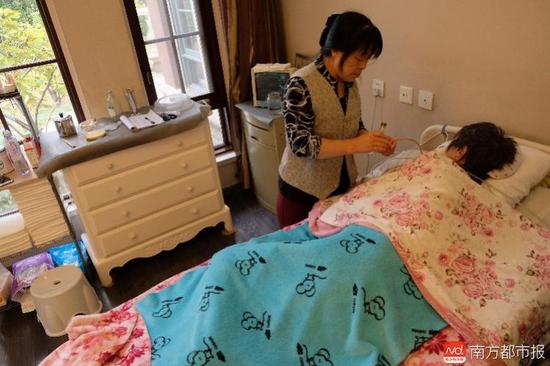 張津華進(jìn)食只能靠營養(yǎng)粉鼻飼。（羅逸爵 攝）