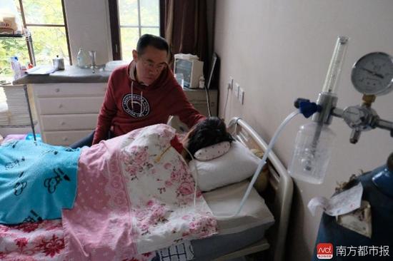 氧氣的轟隆聲，一刻不停地在這個家里“吵”了九年多。（羅逸爵 攝）