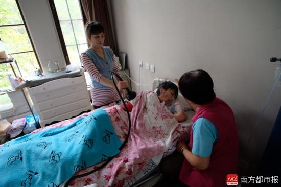 每次排痰，張津華就會癲癇發(fā)作，這是她腦部僅有的電信號。（羅逸爵 攝）