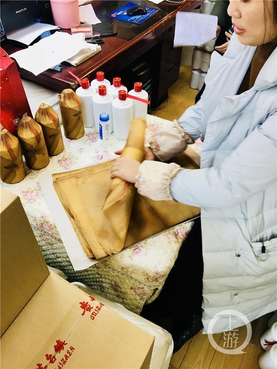 正在對白酒進行包裝處理的經(jīng)營戶。