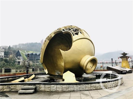 △茅臺鎮(zhèn)1915廣場著名的“壇碎”雕塑。