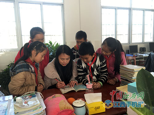 女教師備課本走紅 網(wǎng)友：這才是為人師表！