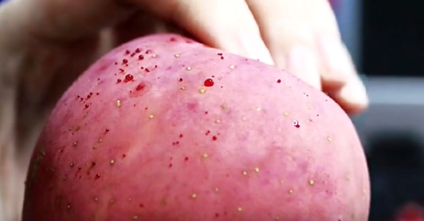 嚇懵！女子用熱水泡蘋果結(jié)果冒出血珠 咋回事？