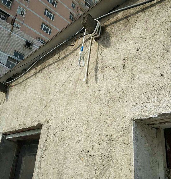 懸掛的登山繩子和房梁。