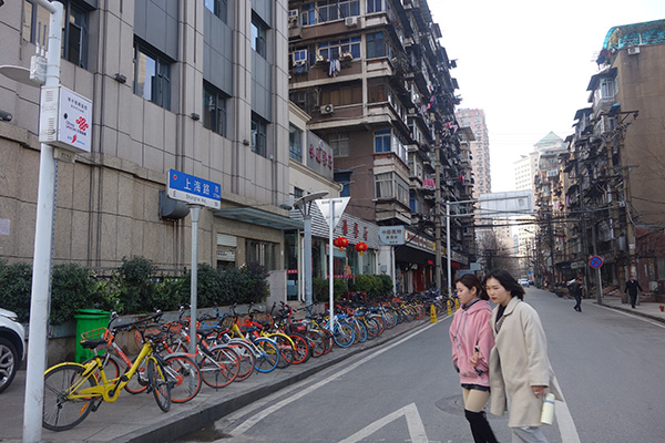 上海路的兩邊，大多是一些老房子。