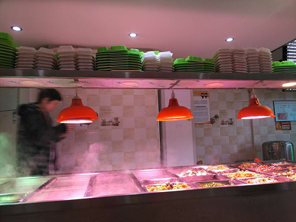 羅正宇經(jīng)常去的炸醬面館，中午和晚上有盒飯吃。