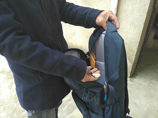 羅正宇的藍(lán)色背包，只剩下一塊錢和一顆大白兔奶糖。