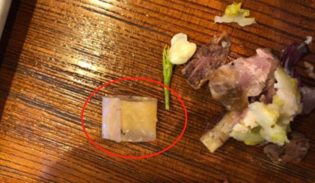 知名餐廳被指沙拉里吃出帶血創(chuàng)口貼 店長遭潑飲料