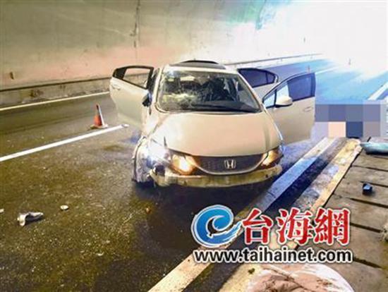 小車在龍巖高速隧道內(nèi)翻車，擋風(fēng)玻璃脫落。 臺(tái)海網(wǎng) 圖