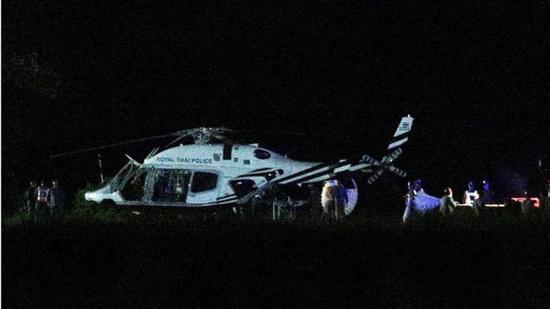 直升機(jī)護(hù)送被救少年。（圖：路透社）