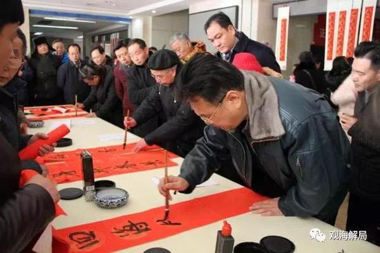 朱敏華為市民寫(xiě)春聯(lián)