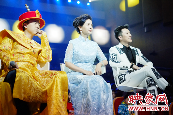 當(dāng)晚產(chǎn)生的冠亞軍，陳琨（中）、劉雯（右）、郭嘉寧