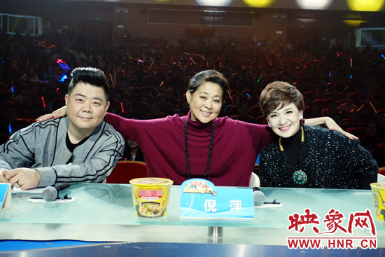 三位坐鎮(zhèn)評(píng)委倪萍（中）、柯以敏（右）和毛子哥