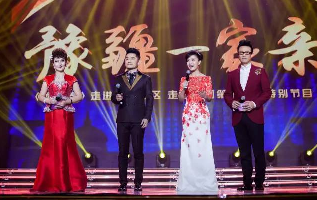 主持人：白燕升、龐曉戈、關(guān)楓、熱娜·古麗（從右到左）