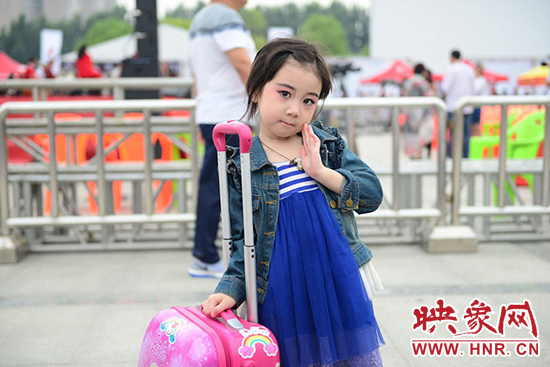 參加海選的可愛(ài)的小選手