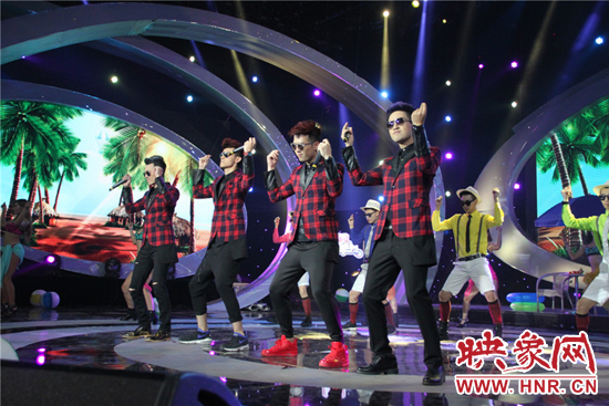 名嘴F4激情獻(xiàn)唱high爆全場 名嘴F4激情獻(xiàn)唱high爆全場