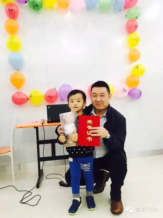 我是小小銀行家，來跟行長合個影哦