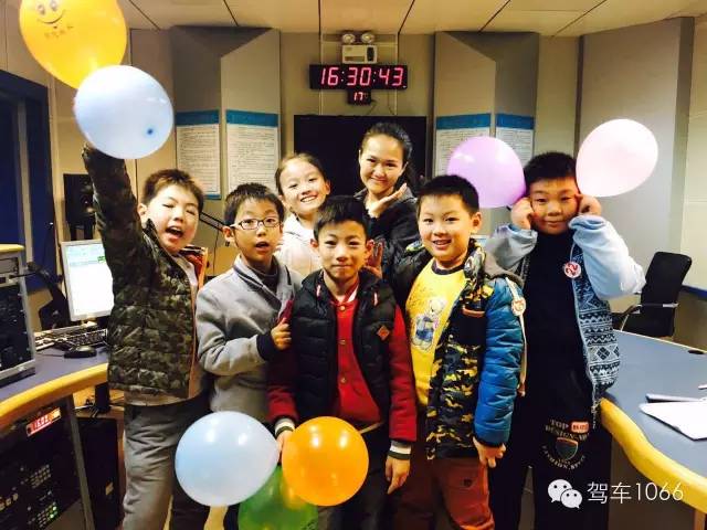 我們不光要成為銀行家，還要當主持人！跟著子楊姐姐參觀河南電臺直播間！