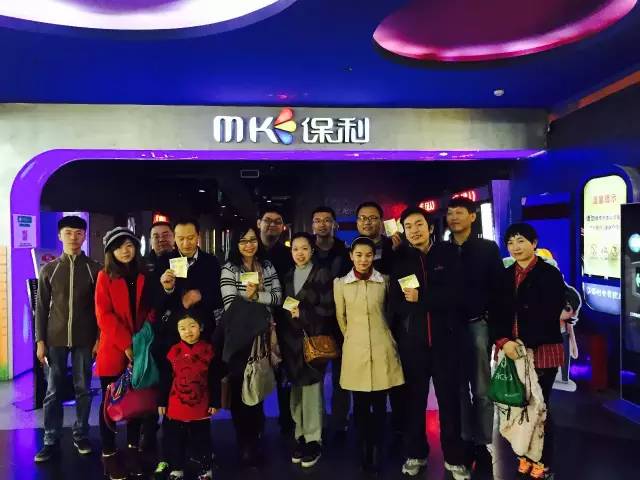 來張“全家?！保她R了，我們準(zhǔn)備進(jìn)場嘍