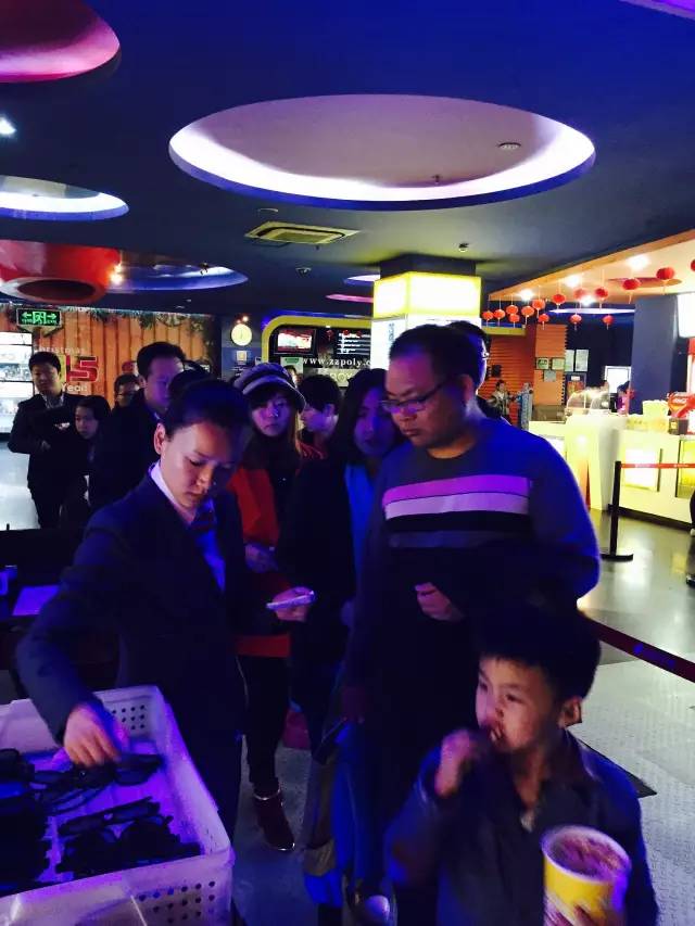 小朋友吃的好香??！爆米花和電影真是絕配喲