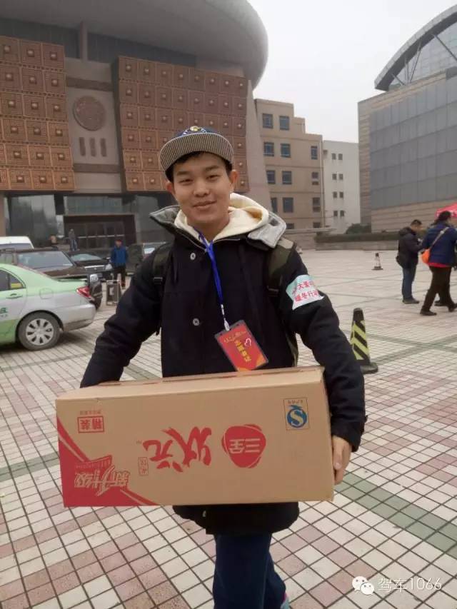 河南電臺1066主持人小澤，搬送愛心餃子。