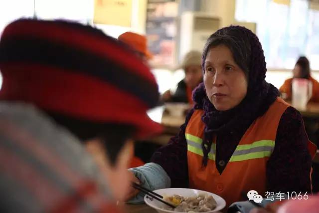 部分環(huán)衛(wèi)工在下班后來到76人老燴面吃到熱乎乎的餃子。