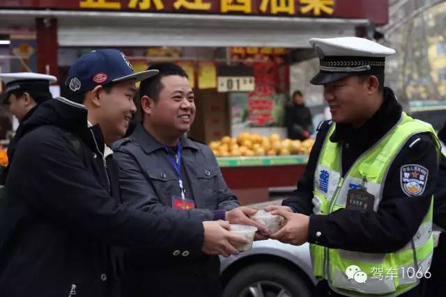 新華社攝影記者李博，也隨我們1066小分隊一路同行他也為我們記錄下了一幕幕溫暖的瞬間。