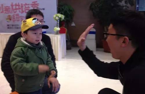 老楊你真心的是童心未泯啊，來，跟叔叔Give Me Five！