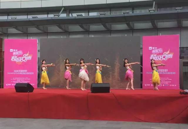 伴隨著舞蹈演員們的開(kāi)場(chǎng)，比賽在上午10點(diǎn)半正式拉開(kāi)序幕