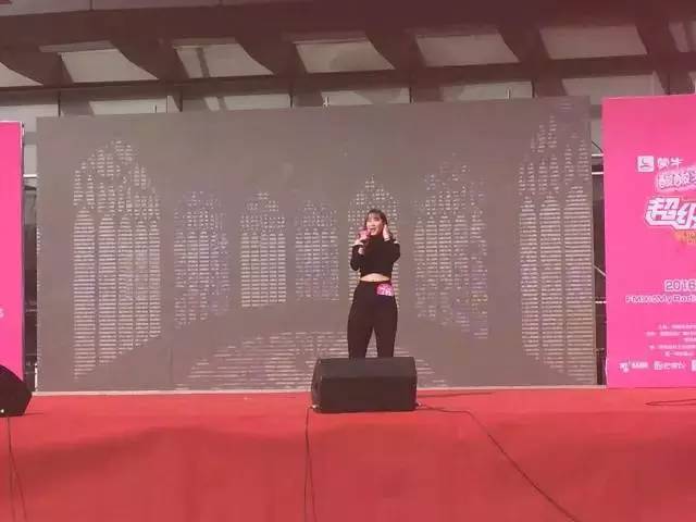 這pose一看就是在飆高音，猜猜看她唱的是哪首歌？