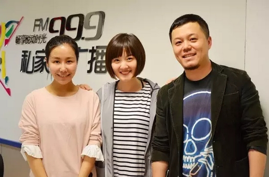 跟兩位女神在一起，莫非你知道你此刻有多招小編嫉恨？