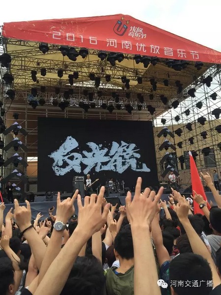 這么多朋友！默契的舉著一個(gè)手勢！